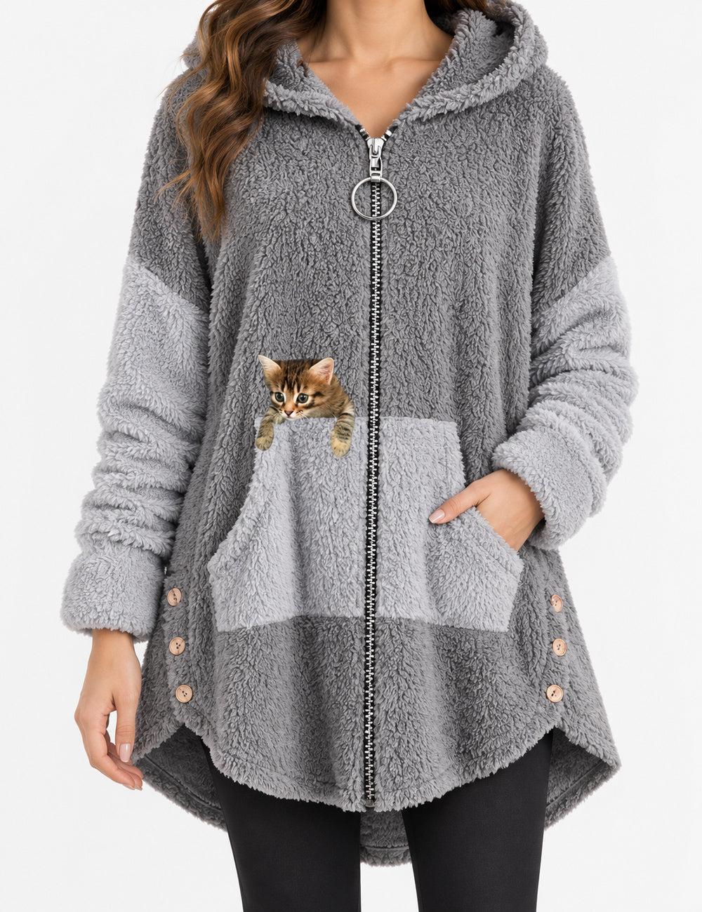 Gros plan du motif chat imprimé sur la poche, du zip et du tissu polaire du Kloody Caty gris