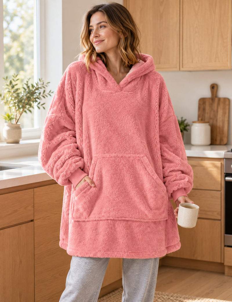 Femme portant le Kloody Pilou Pilou rose pendant une pause café à la maison