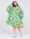 Kloody Avocado porté avec capuche relevée sur fond uni
