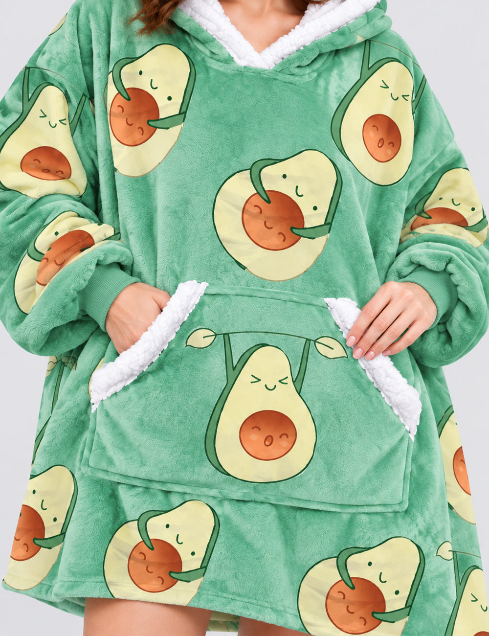 Gros plan du Kloody Avocado, matière polaire et bordures blanches de la poche