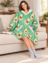 Femme portant le Kloody Avocado pendant une pause lecture sur le canapé