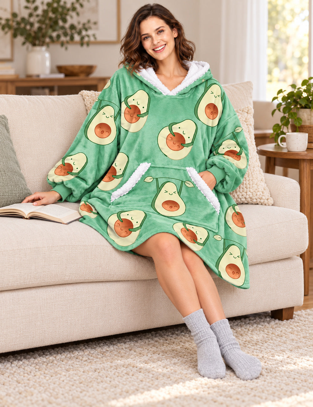 Femme portant le Kloody Avocado pendant une pause lecture sur le canapé