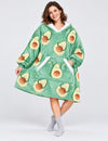 Kloody Avocado porté sur fond uni, femme souriante et coupe ample