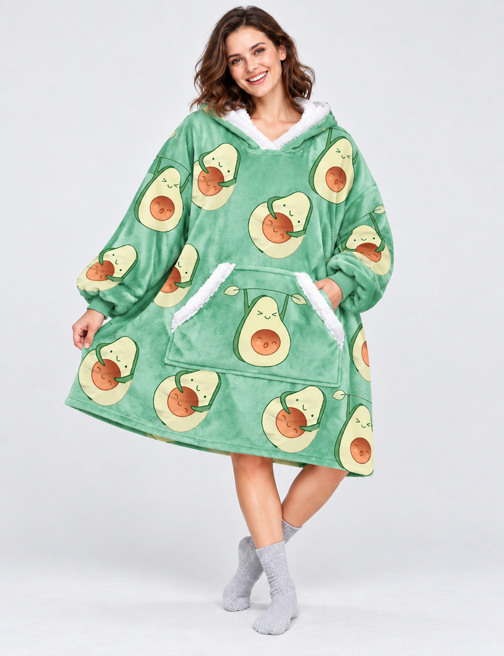 Kloody Avocado porté sur fond uni, femme souriante et coupe ample