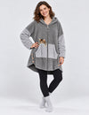 Kloody Caty gris porté en studio clair avec un pantalon noir, zip à anneau et motif chat visibles