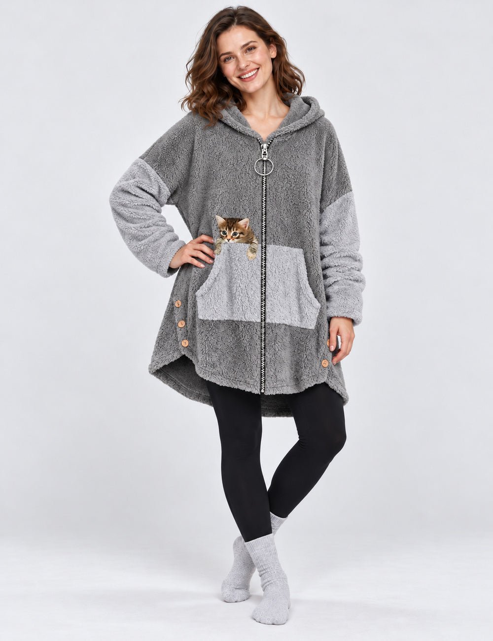 Kloody Caty gris porté en studio clair avec un pantalon noir, zip à anneau et motif chat visibles