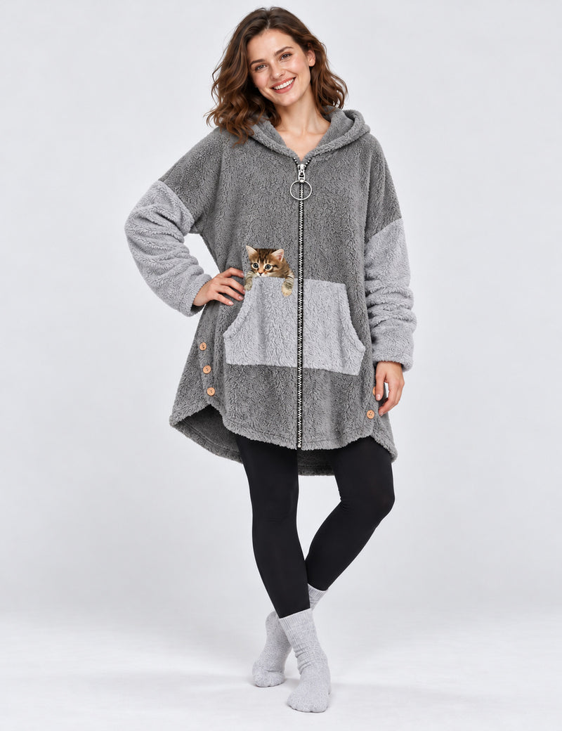 Kloody Caty gris porté en studio clair avec un pantalon noir, zip à anneau et motif chat visibles