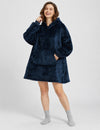 Kloody Coozy bleu marine porté de trois quarts sur fond uni