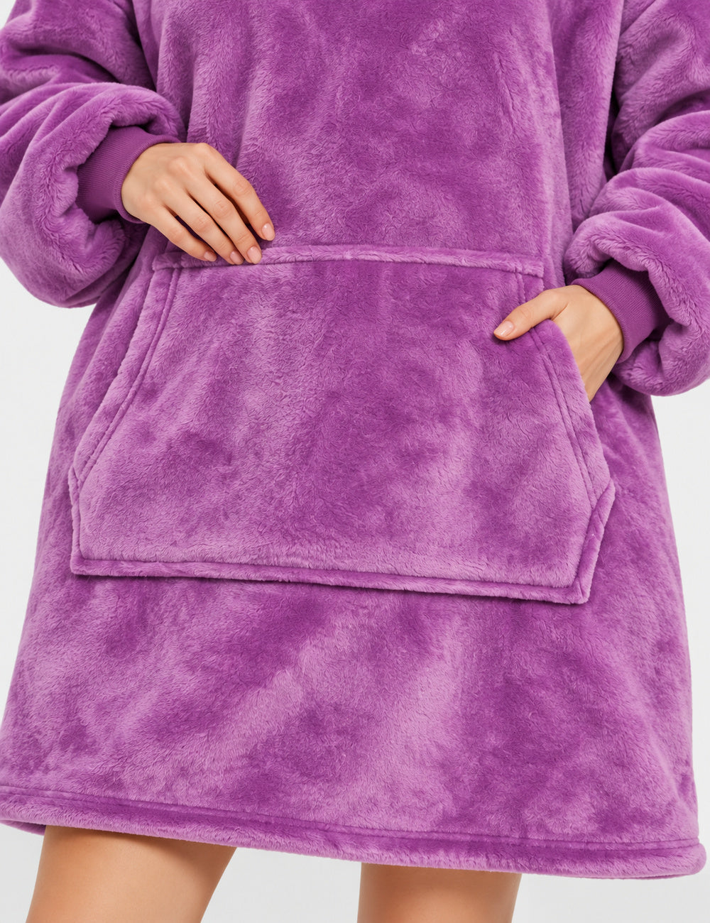 Gros plan sur la matière polaire violette, la poche et les poignets du Kloody Coozy