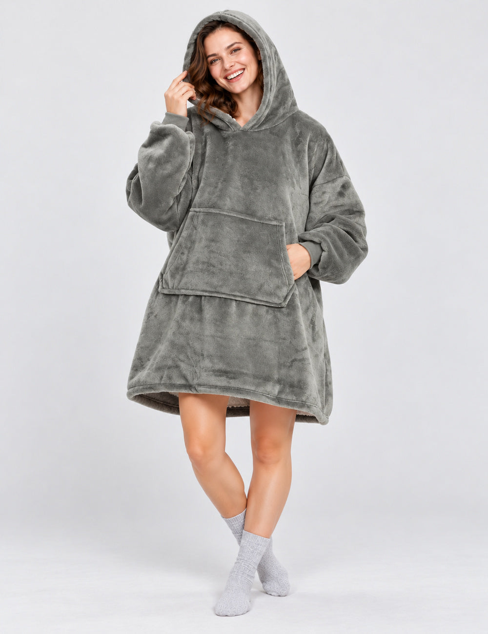 Kloody Coozy gris porté avec la capuche relevée sur fond uni