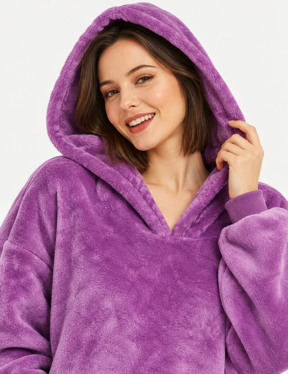 Gros plan de la capuche violette du Kloody Coozy portée par une femme souriante