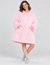Kloody Coozy rose clair porté sur fond uni, mains dans la poche
