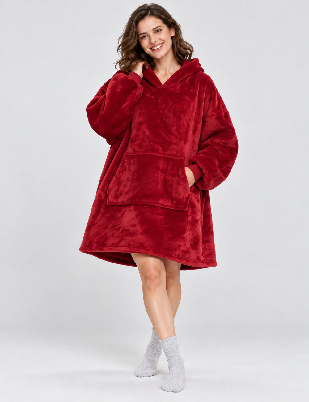 Kloody Coozy rouge porté sur fond uni, capuche et poche kangourou visibles