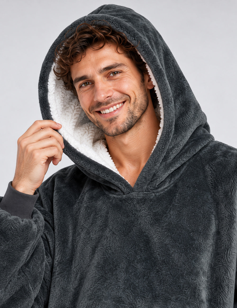 Capuche grise du sweat plaid Cuddle avec intérieur en sherpa blanche