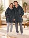 Couple portant le sweat plaid XXL Kloody Cuddle gris foncé, coupe ample et grande poche visibles