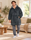 Sweat homme plaid XXL Cuddle gris foncé porté dans un salon, coupe ample et grande poche avant