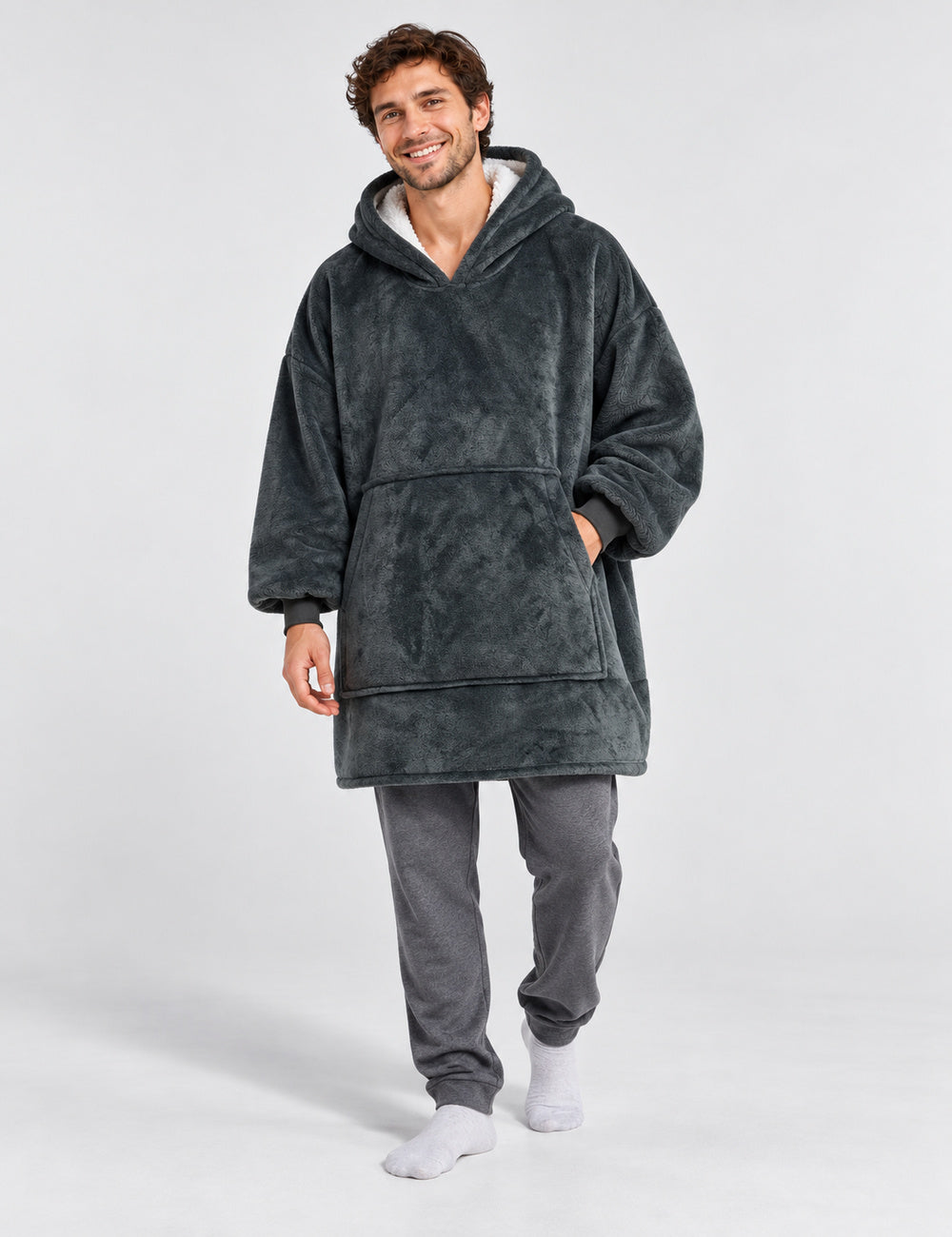 Pull plaid homme Kloody Cuddle gris foncé porté en studio, format adulte ample