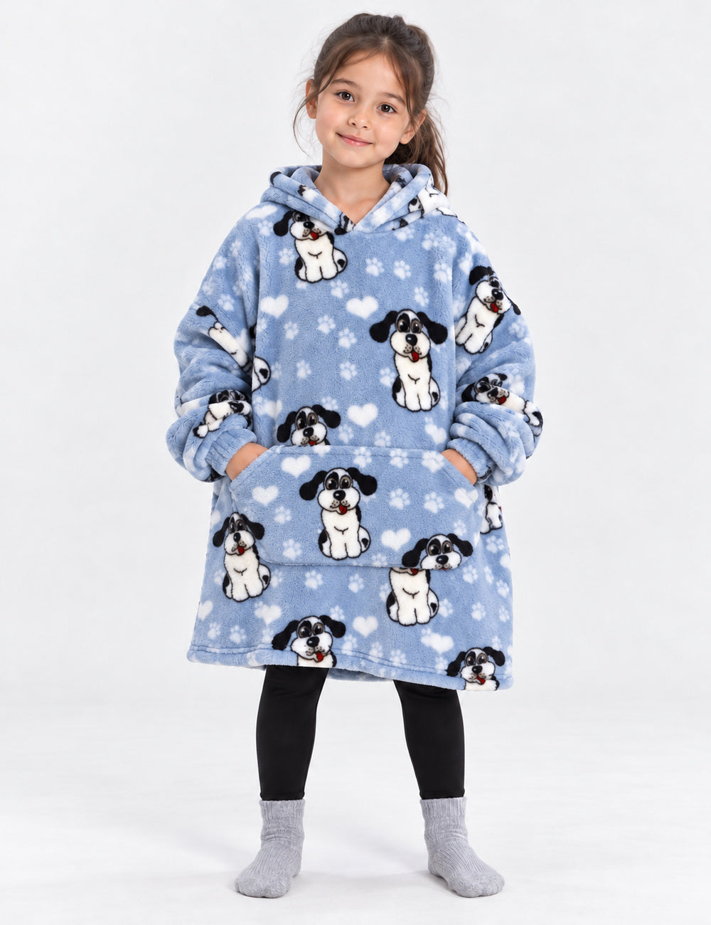Kloody Dogy format enfant bleu gris à motif chien porté par une petite fille dans un studio clair