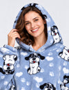 Gros plan de la capuche imprimée bleu gris et du tissu polaire du Kloody Dogy