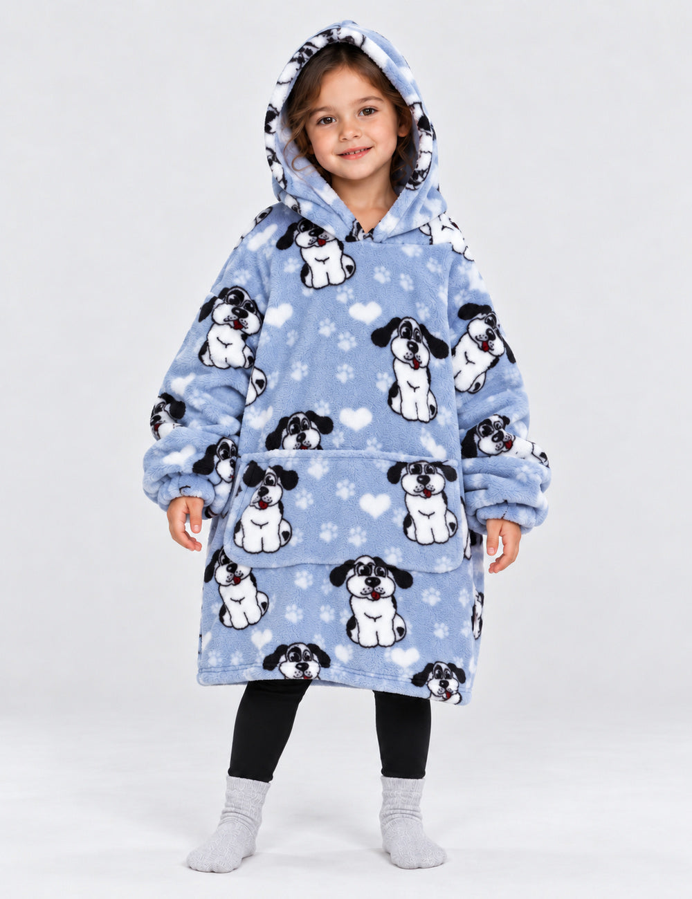 Kloody Dogy petit format bleu gris à motif chien porté par un petit enfant dans un studio clair