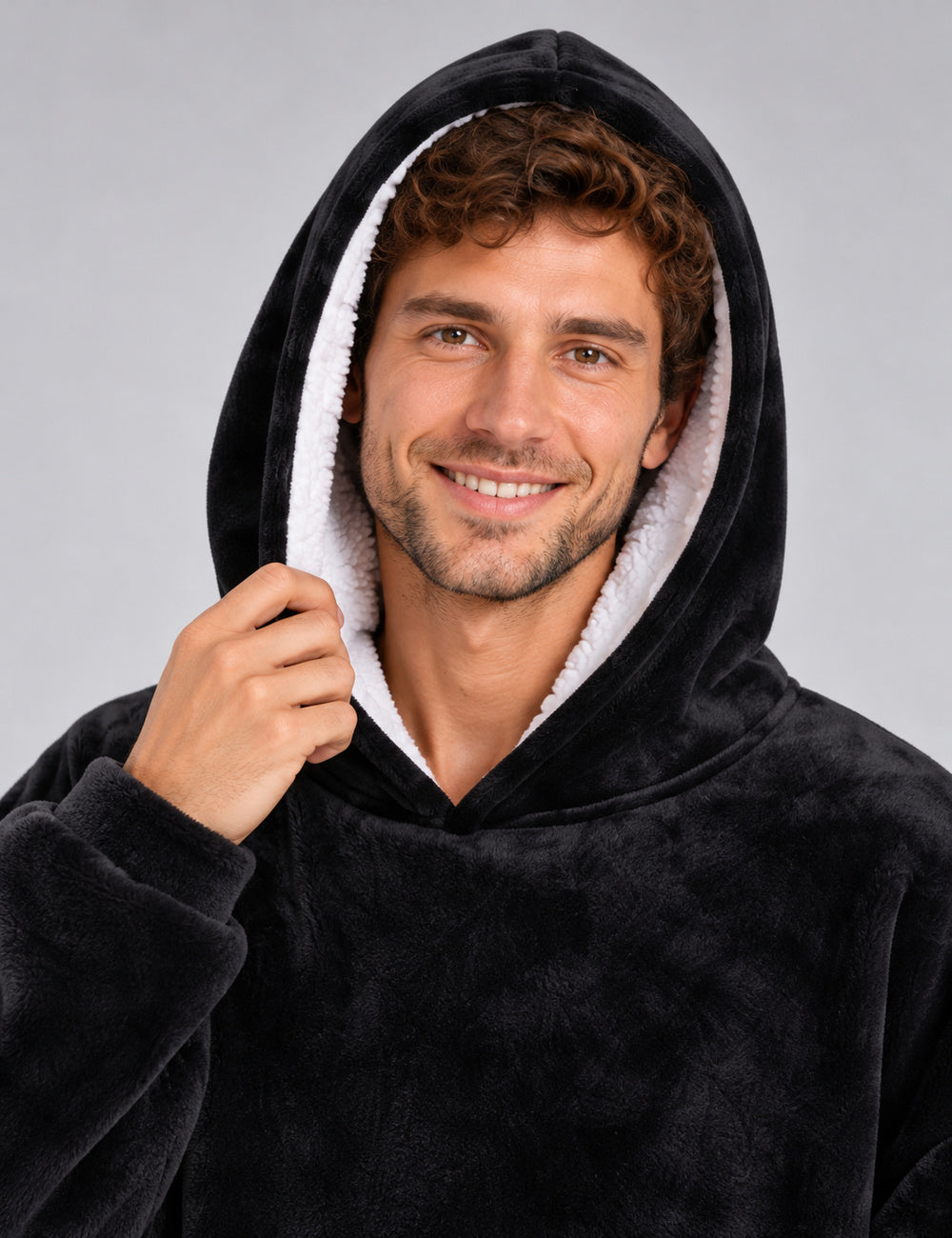 Capuche noire du sweat plaid Fortress avec doublure sherpa blanche