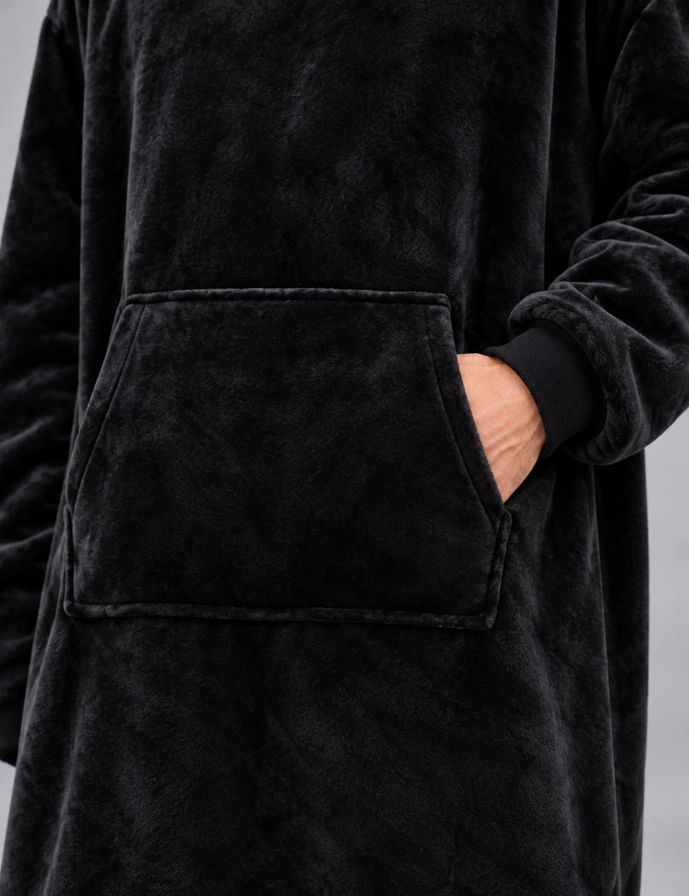 Poche kangourou, tissu noir et poignet du sweat plaid homme Fortress