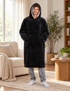 Sweat homme plaid grande taille Fortress noir porté à la maison, coupe longue et sherpa blanche dans la capuche