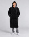 Sweat plaid homme noir Kloody Fortress porté en studio, coupe longue et droite