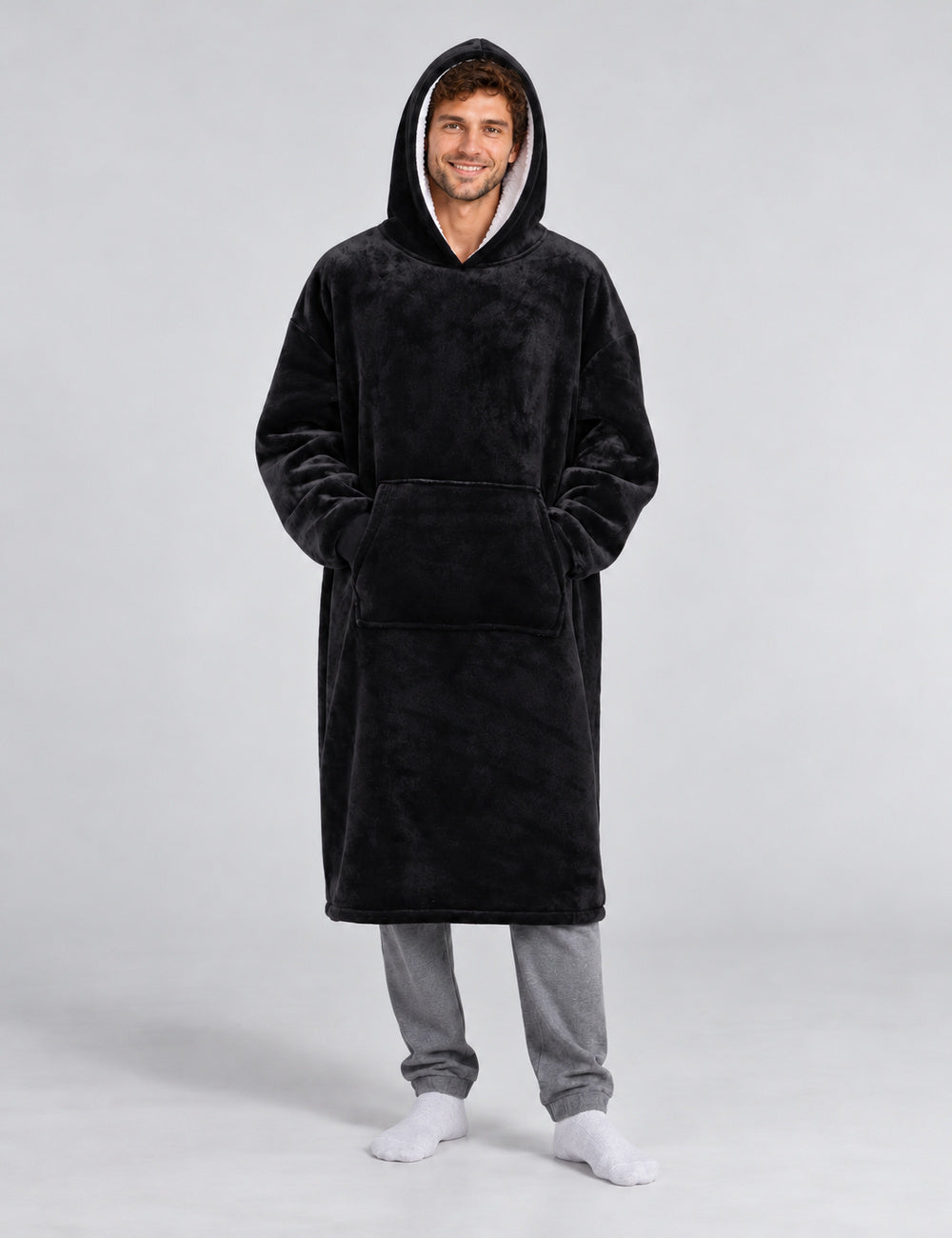 Sweat plaid homme noir Kloody Fortress porté en studio, coupe longue et droite