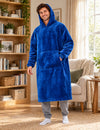 Sweat capuche homme plaid Longos bleu porté dans un intérieur chaleureux, coupe longue et capuche bleue
