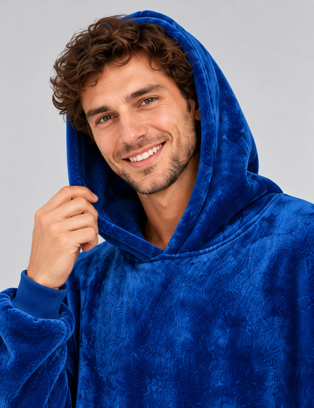 Gros plan de la capuche bleue du sweat plaid Longos