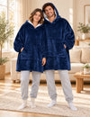 Couple portant le sweat plaid bleu marine Kloody Midnight à la maison, capuche sherpa et coupe ample