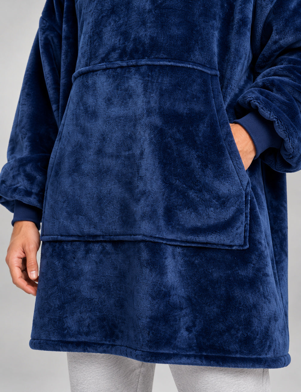 Grande poche kangourou et poignet du sweat bleu marine plaid Midnight