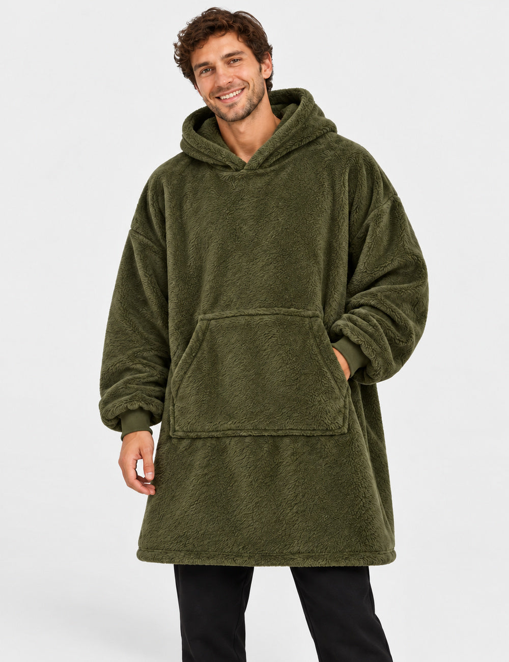 Kloody Polaire vert olive porté par un homme souriant sur fond studio gris très clair, capuche baissée et pantalon noir