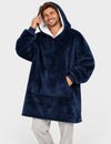 Pull Plaid Polaire Homme bleu marine porté sur fond studio très clair, homme souriant relevant la capuche doublée de sherpa blanche