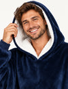 Gros plan de la capuche bleu marine et de sa doublure sherpa blanche sur le Pull Plaid Polaire Homme