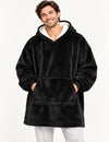 Pull Plaid Polaire Homme noir porté debout sur fond uni, coupe ample et poche kangourou visibles