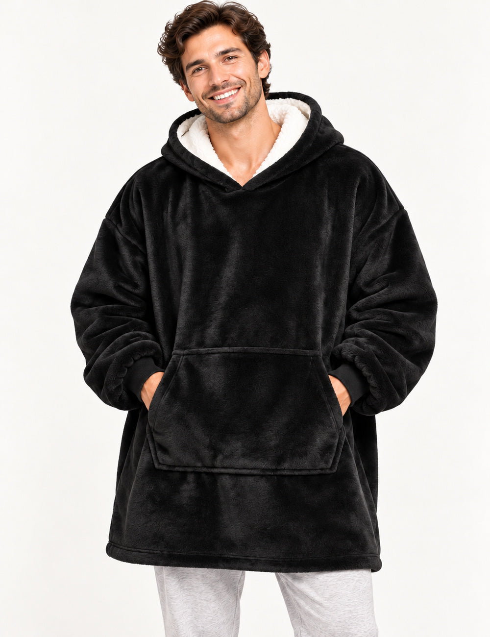 Pull Plaid Polaire Homme noir porté debout sur fond uni, coupe ample et poche kangourou visibles
