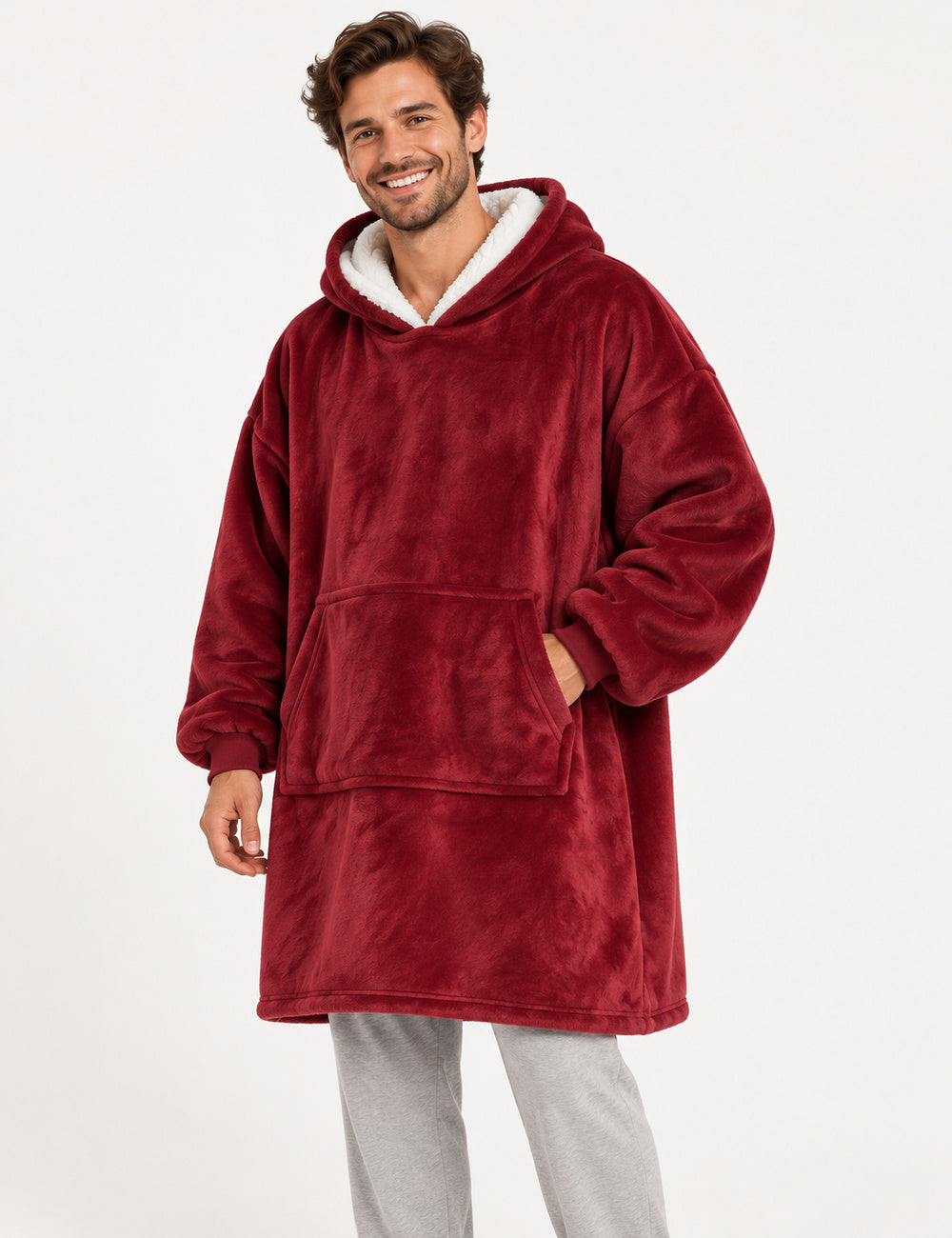 Pull Plaid Polaire Homme rouge bordeaux porté debout sur fond uni, avec un sourire naturel