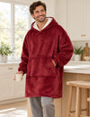 Homme souriant en Pull Plaid Polaire Homme rouge bordeaux pendant une pause café dans une maison lumineuse