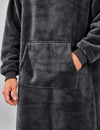 Détail de la poche kangourou et du poignet du pull sweat plaid homme gris foncé