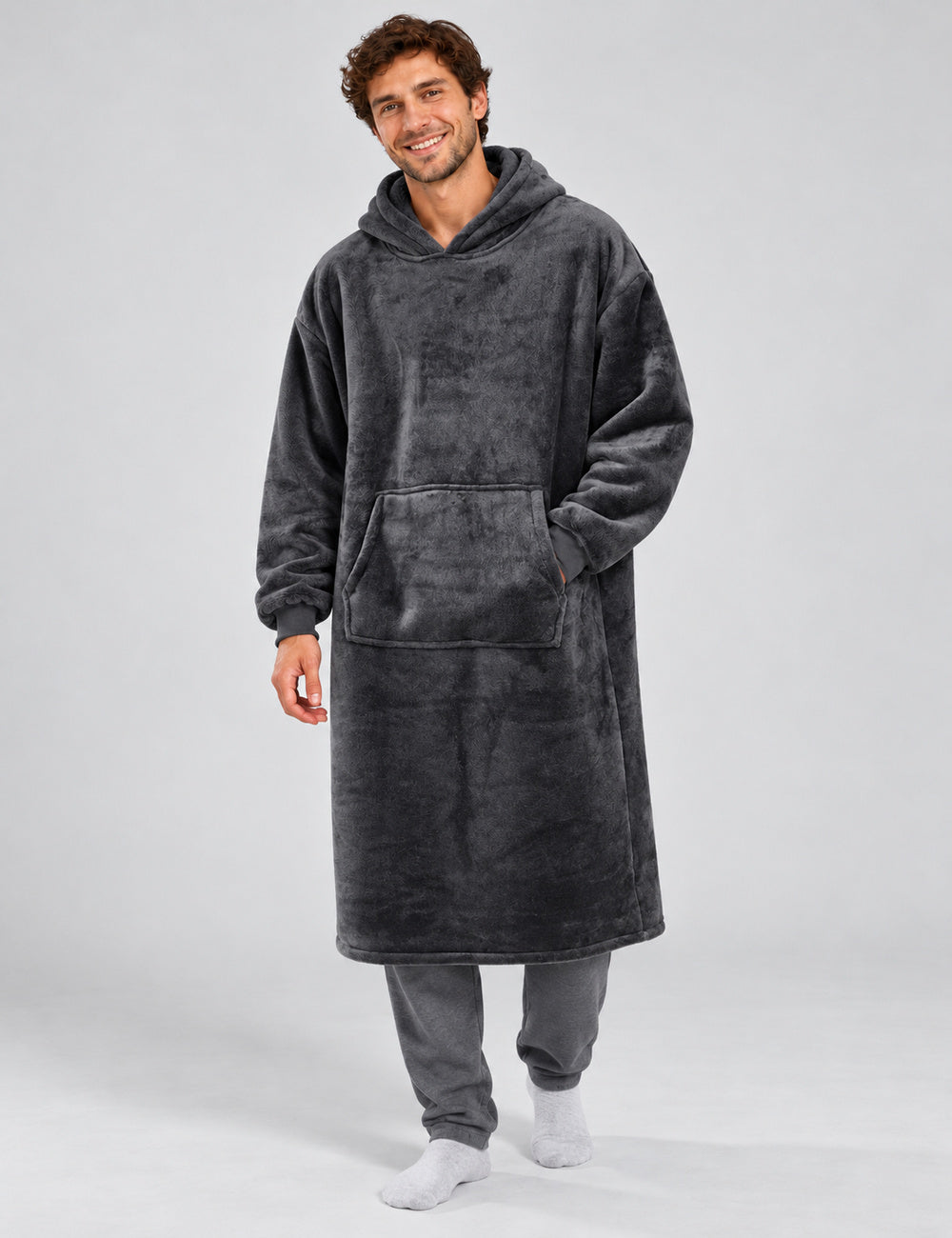 Sweat pull plaid homme gris foncé porté en studio, coupe longue et poche avant visibles