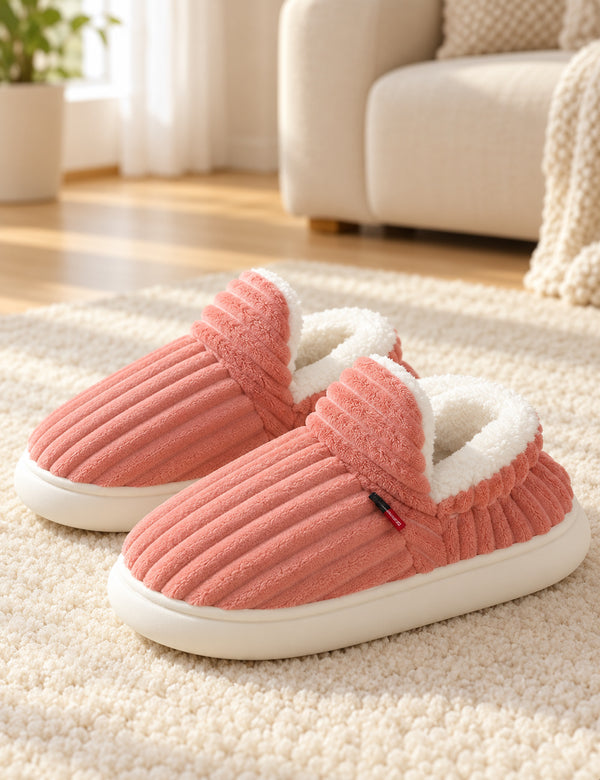 Paire de chaussons Alix roses sur un tapis ivoire, rabat avant relevé et doublure blanche