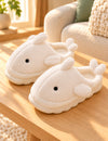 Chaussons Pilou Pilou Animal Marin, coloris blanc : paire présentée sur du bois clair