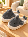 Chaussons Pilou Pilou Animal Marin, coloris gris : paire présentée sur du bois clair