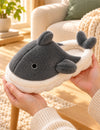Chaussons Pilou Pilou Animal Marin, coloris gris : chausson tenu en main