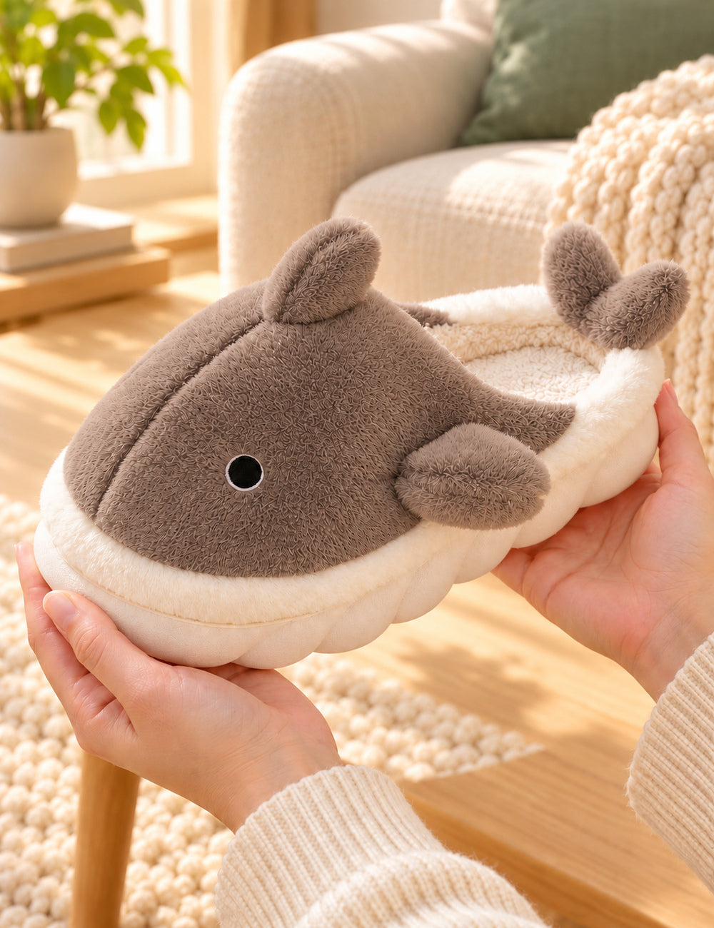 Chaussons Pilou Pilou Animal Marin, coloris marron : chausson tenu en main