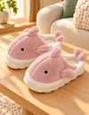 Chaussons Pilou Pilou Animal Marin, coloris rose : paire présentée sur du bois clair