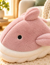 Chaussons Pilou Pilou Animal Marin, coloris rose : détail de l’œil brodé et de la nageoire