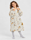 Kloody Meaw Meaw enfant porté sur fond uni, avec une pose joyeuse et le vêtement entièrement visible